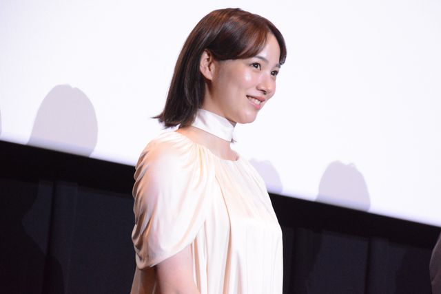 のん、純白ドレスで魅了！SUPER EIGHT安田章大と登壇『平行と垂直』東京プレミア（4枚目）