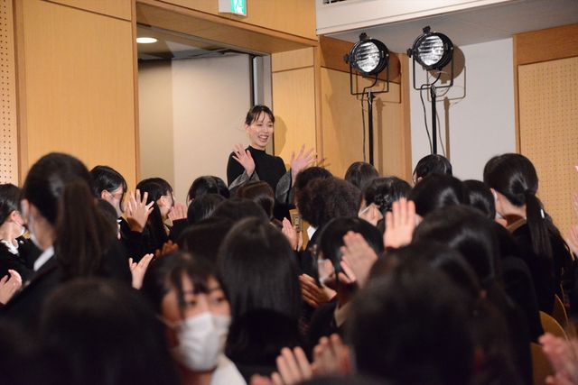 戸田恵梨香＆永野芽郁、女子高に降臨で悲鳴！：フォトギャラリー