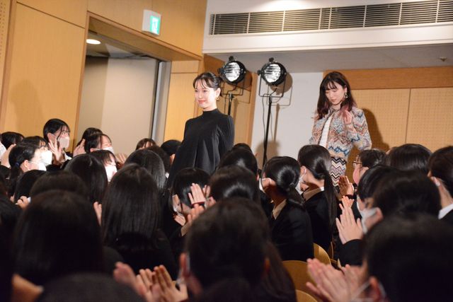 戸田恵梨香＆永野芽郁、女子高に降臨で悲鳴！（2枚目）