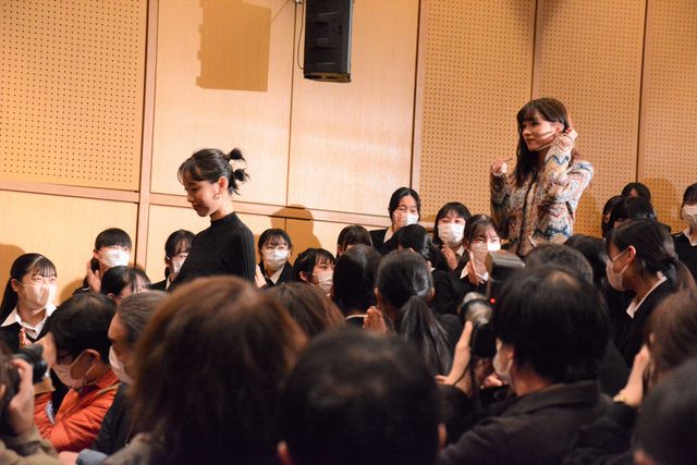 戸田恵梨香＆永野芽郁、女子高に降臨で悲鳴！（3枚目）