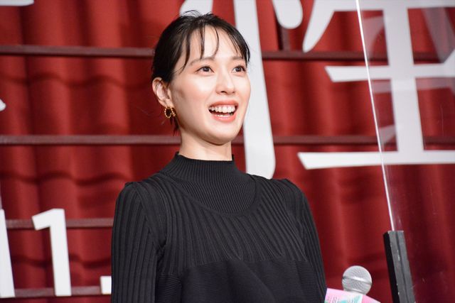 戸田恵梨香＆永野芽郁、女子高に降臨で悲鳴！（5枚目）