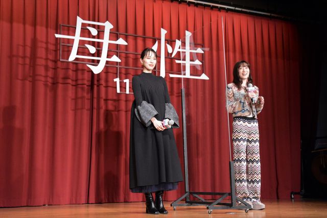 戸田恵梨香＆永野芽郁、女子高に降臨で悲鳴！（7枚目）