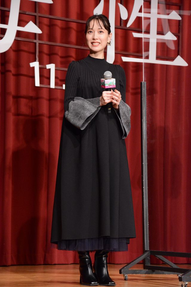 戸田恵梨香＆永野芽郁、女子高に降臨で悲鳴！（13枚目）