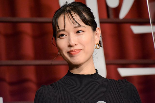 戸田恵梨香＆永野芽郁、女子高に降臨で悲鳴！（16枚目）