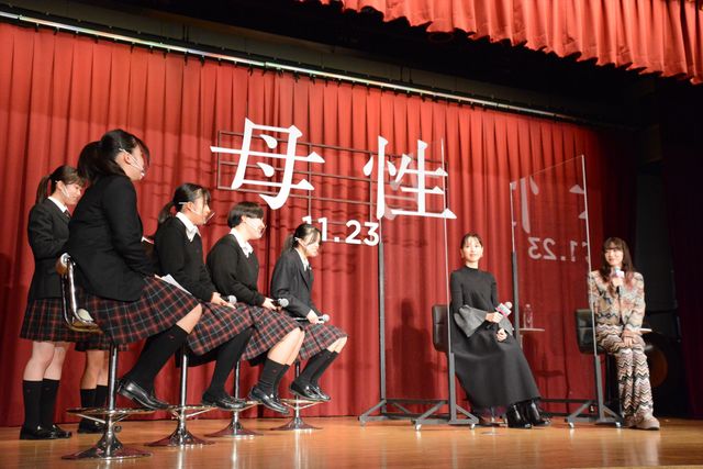 戸田恵梨香＆永野芽郁、女子高に降臨で悲鳴！（20枚目）