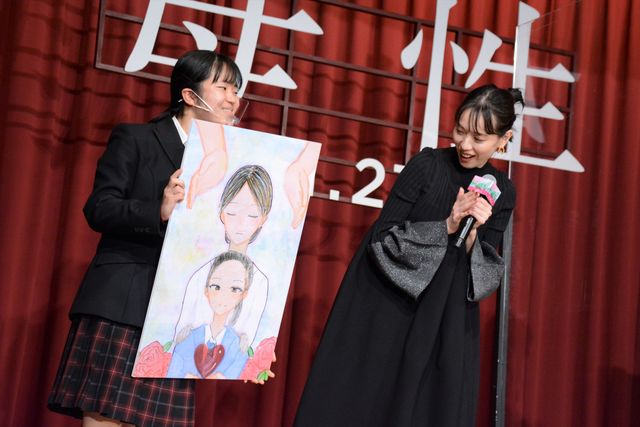 戸田恵梨香＆永野芽郁、女子高に降臨で悲鳴！（22枚目）