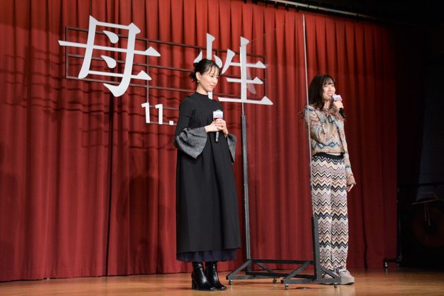 戸田恵梨香＆永野芽郁、女子高に降臨で悲鳴！（25枚目）