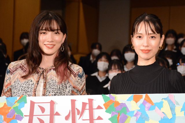 戸田恵梨香＆永野芽郁、女子高に降臨で悲鳴！（26枚目）