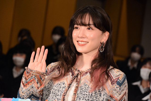 戸田恵梨香＆永野芽郁、女子高に降臨で悲鳴！（28枚目）