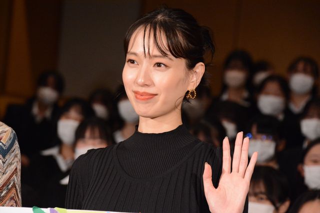 戸田恵梨香＆永野芽郁、女子高に降臨で悲鳴！（29枚目）