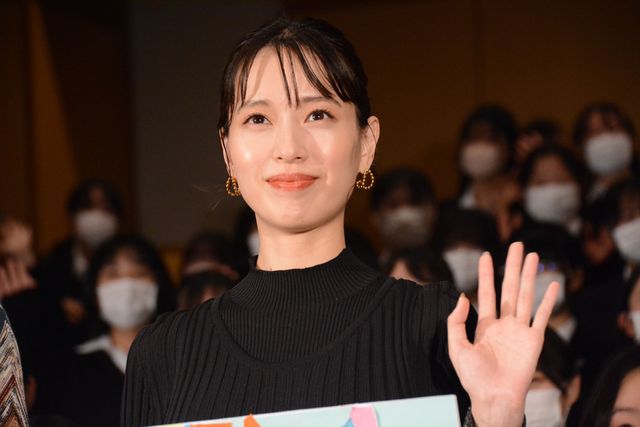 戸田恵梨香＆永野芽郁、女子高に降臨で悲鳴！（30枚目）