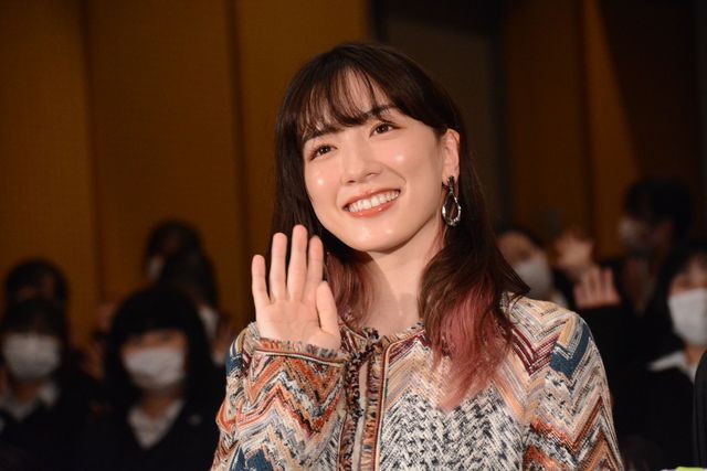 戸田恵梨香＆永野芽郁、女子高に降臨で悲鳴！（31枚目）