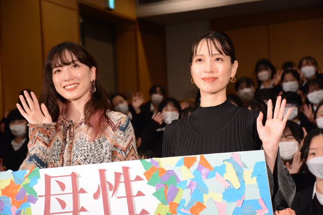 戸田恵梨香＆永野芽郁、女子高に降臨で悲鳴！（32枚目）