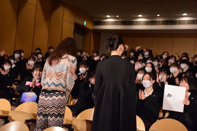 戸田恵梨香＆永野芽郁、女子高に降臨で悲鳴！（34枚目）