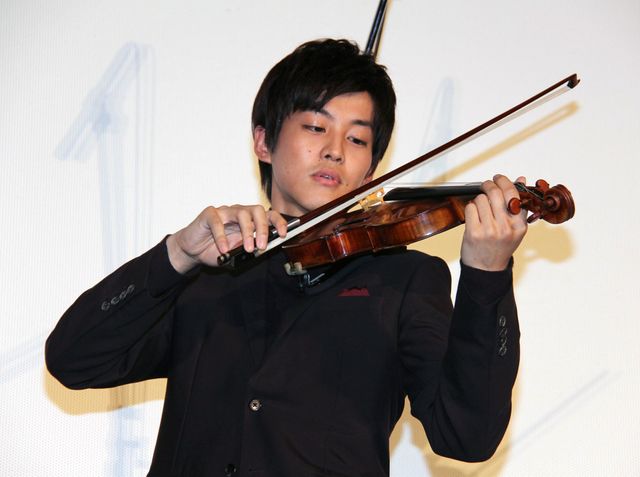 11億円相当のバイオリンを演奏する松坂桃李