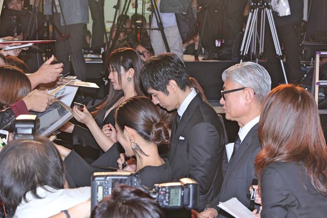 篠原涼子、西島秀俊、坂口健太郎、川栄李奈、笑顔でレッドカーペットに！『人魚の眠る家』ワールドプレミア（12枚目）