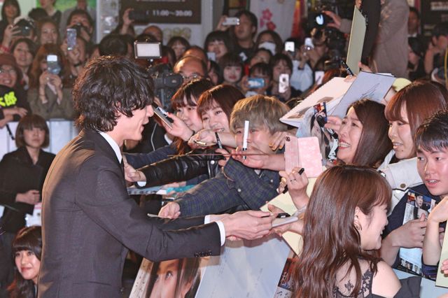 篠原涼子、西島秀俊、坂口健太郎、川栄李奈、笑顔でレッドカーペットに！『人魚の眠る家』ワールドプレミア（13枚目）