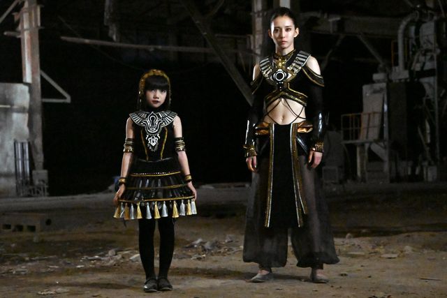 「ガッチャード」ラケシスのモデルとなった歌手が登場！スピンオフ「冥黒の黙示録　ラケシス」場面写真（3枚目）