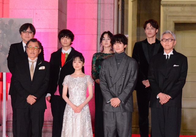 後列左から細田守監督、染谷将太、斉藤由貴、宮野真守　前列左から吉田鋼太郎、芦田愛菜、岡田将生、松重豊