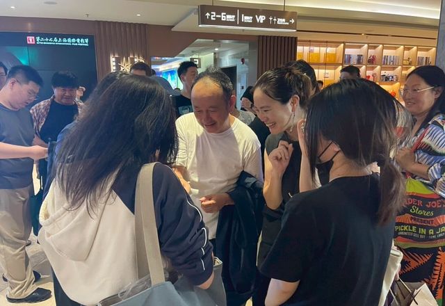 足立紳監督がサイン攻め！上海国際映画祭の様子：フォトギャラリー