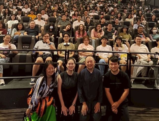 足立紳監督がサイン攻め！上海国際映画祭の様子（3枚目）