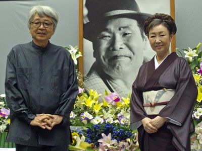 寅さんを挟んで山田洋次監督と光本幸子