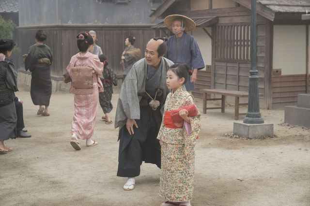 父・司之介（岡部たかし）とトキ（福地美晴）