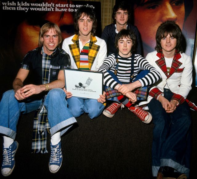 「サタデー・ナイト」などのヒット曲で1970年代に世界的な人気を集めたスコットランド出身のポップバンド、ベイ・シティ・ローラーズのリードボーカル、レスリー・マッコーエンさん（右から2番目後ろ）が死去した。65歳だった。家族が22日、明らかにした。1975年撮影