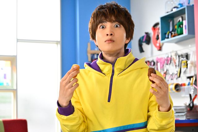 ショウマ、ドーナッツの美味しさに悶絶！「仮面ライダーガヴ」第10話場面カット：フォトギャラリー