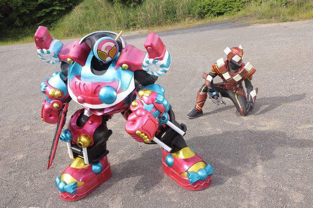 ショウマ、ドーナッツの美味しさに悶絶！「仮面ライダーガヴ」第10話場面カット（2枚目）