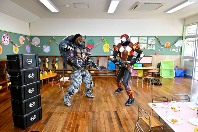 ショウマ、ドーナッツの美味しさに悶絶！「仮面ライダーガヴ」第10話場面カット（4枚目）