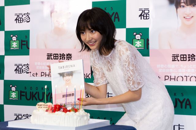 武田玲奈、瞳がキラッキラ！ 1stフォトブック「タビレナ」発売記念握手&チェキ会（10枚目）
