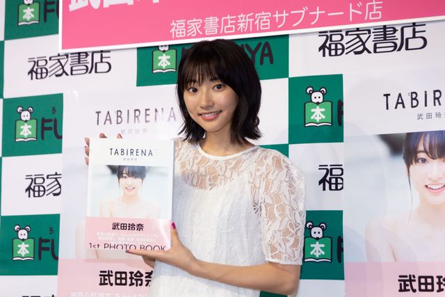 武田玲奈、瞳がキラッキラ！ 1stフォトブック「タビレナ」発売記念握手&チェキ会（12枚目）