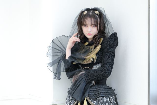 『仮面ライダーガッチャード』ラケシスの妖艶さ＆可愛さが爆発！坂巻有紗インタビュー撮り下ろしカット（5枚目）