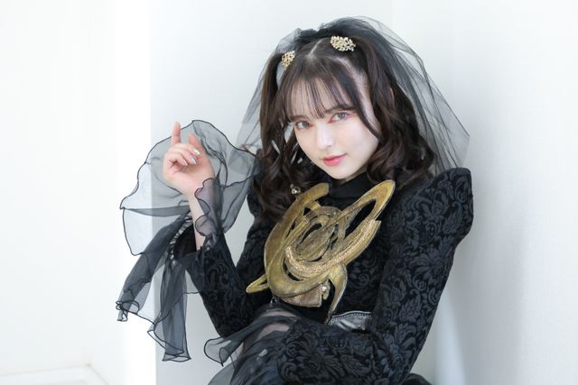 『仮面ライダーガッチャード』ラケシスの妖艶さ＆可愛さが爆発！坂巻有紗インタビュー撮り下ろしカット（6枚目）