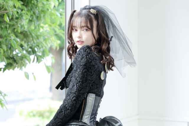 『仮面ライダーガッチャード』ラケシスの妖艶さ＆可愛さが爆発！坂巻有紗インタビュー撮り下ろしカット（12枚目）