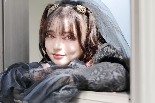 『仮面ライダーガッチャード』ラケシスの妖艶さ＆可愛さが爆発！坂巻有紗インタビュー撮り下ろしカット（14枚目）