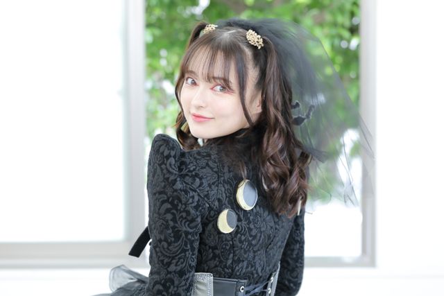 『仮面ライダーガッチャード』ラケシスの妖艶さ＆可愛さが爆発！坂巻有紗インタビュー撮り下ろしカット（15枚目）