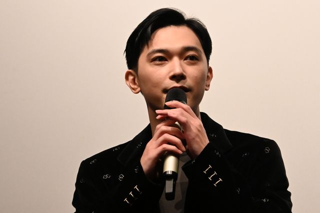 大河完走の横浜流星、メガネ＆無精ひげ姿でイメチェン！『国宝』吉沢亮＆李相日監督と舞台あいさつ登壇（6枚目）