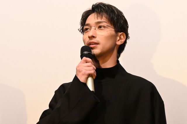 大河完走の横浜流星、メガネ＆無精ひげ姿でイメチェン！『国宝』吉沢亮＆李相日監督と舞台あいさつ登壇（9枚目）