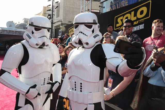 『スター・ウォーズ』ハン・ソロ映画お披露目！チューバッカも大興奮のLAプレミア！【写真多数】：フォトギャラリー