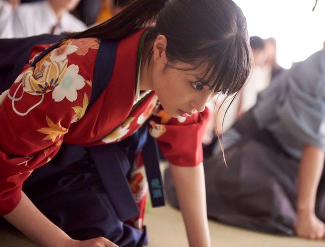 広瀬すず＆新田真剣佑が見つめ合う！映画『ちはやふる　－結び－』場面写真（6枚目）