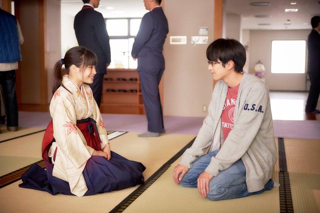 広瀬すず＆新田真剣佑が見つめ合う！映画『ちはやふる　－結び－』場面写真（8枚目）