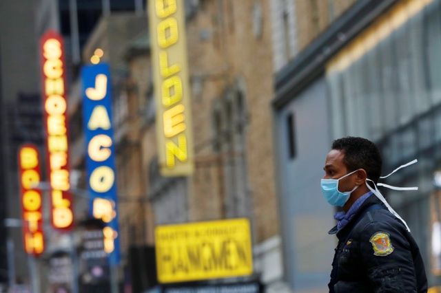 米演劇界で最高の栄誉とされるトニー賞の授賞式が無期限に延期されることが、25日決まった。写真はニューヨークの劇場街ブロードウェーをマスク姿で歩く男性。12日撮影