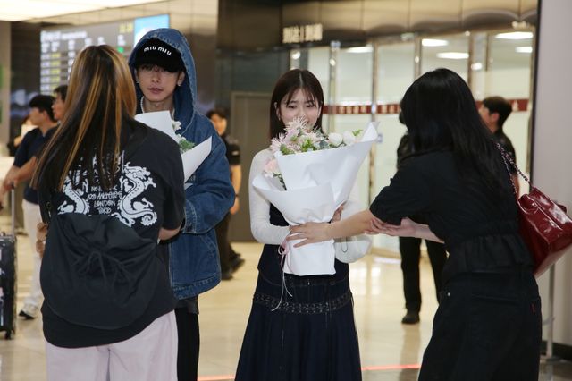 小芝風花＆佐藤健、韓国・金浦空港に到着！：フォトギャラリー
