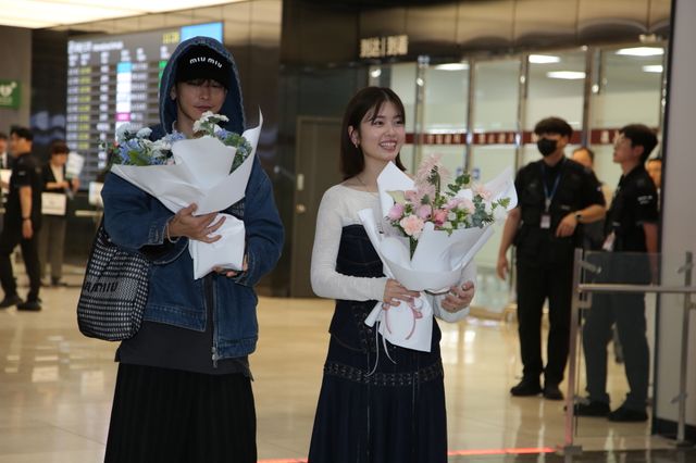 小芝風花＆佐藤健、韓国・金浦空港に到着！（17枚目）