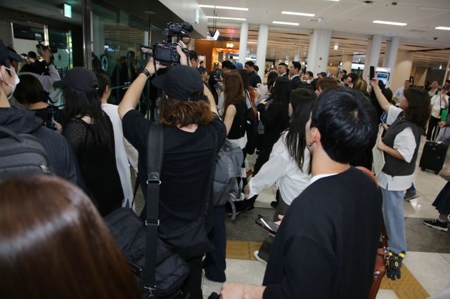 小芝風花＆佐藤健、韓国・金浦空港に到着！（20枚目）