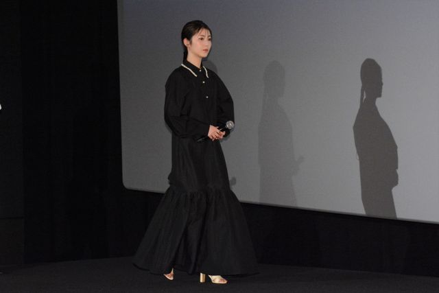 浜辺美波＆杉野遥亮、岸井ゆきのの衝撃回答にビックリ！『やがて海へと届く』公開記念舞台あいさつ（2枚目）