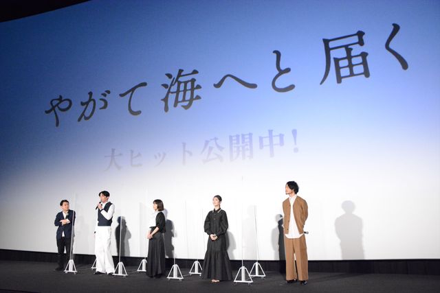 浜辺美波＆杉野遥亮、岸井ゆきのの衝撃回答にビックリ！『やがて海へと届く』公開記念舞台あいさつ（7枚目）