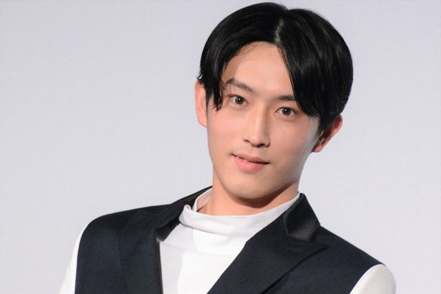 浜辺美波＆杉野遥亮、岸井ゆきのの衝撃回答にビックリ！『やがて海へと届く』公開記念舞台あいさつ（11枚目）